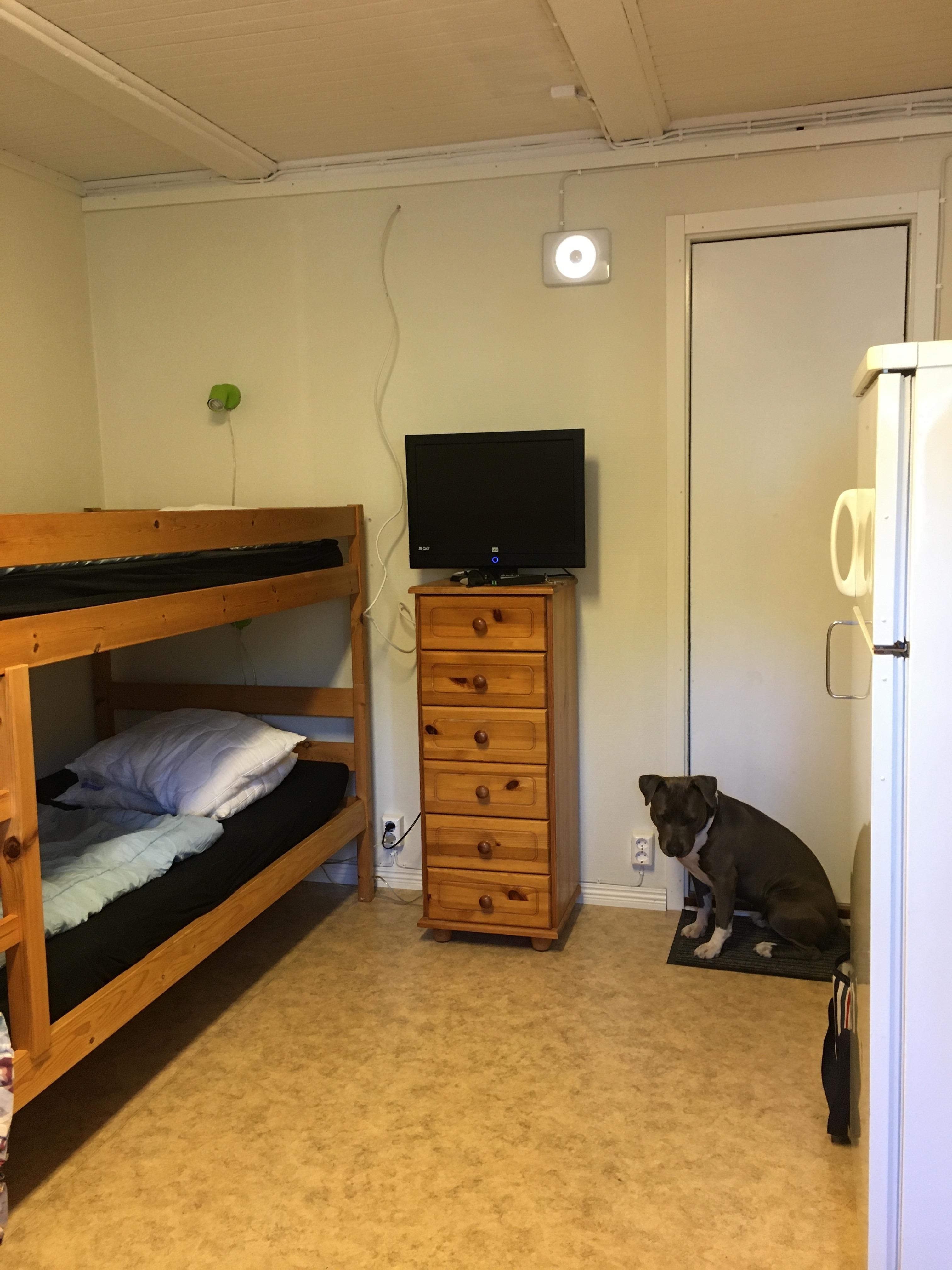 Rum med fyra bäddar.