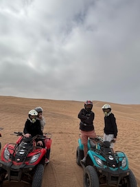Les dunes de sable qui se jettent dans la mer, visitées en quad.