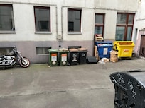 Gegenüber der Eingangstüre, Müllberge