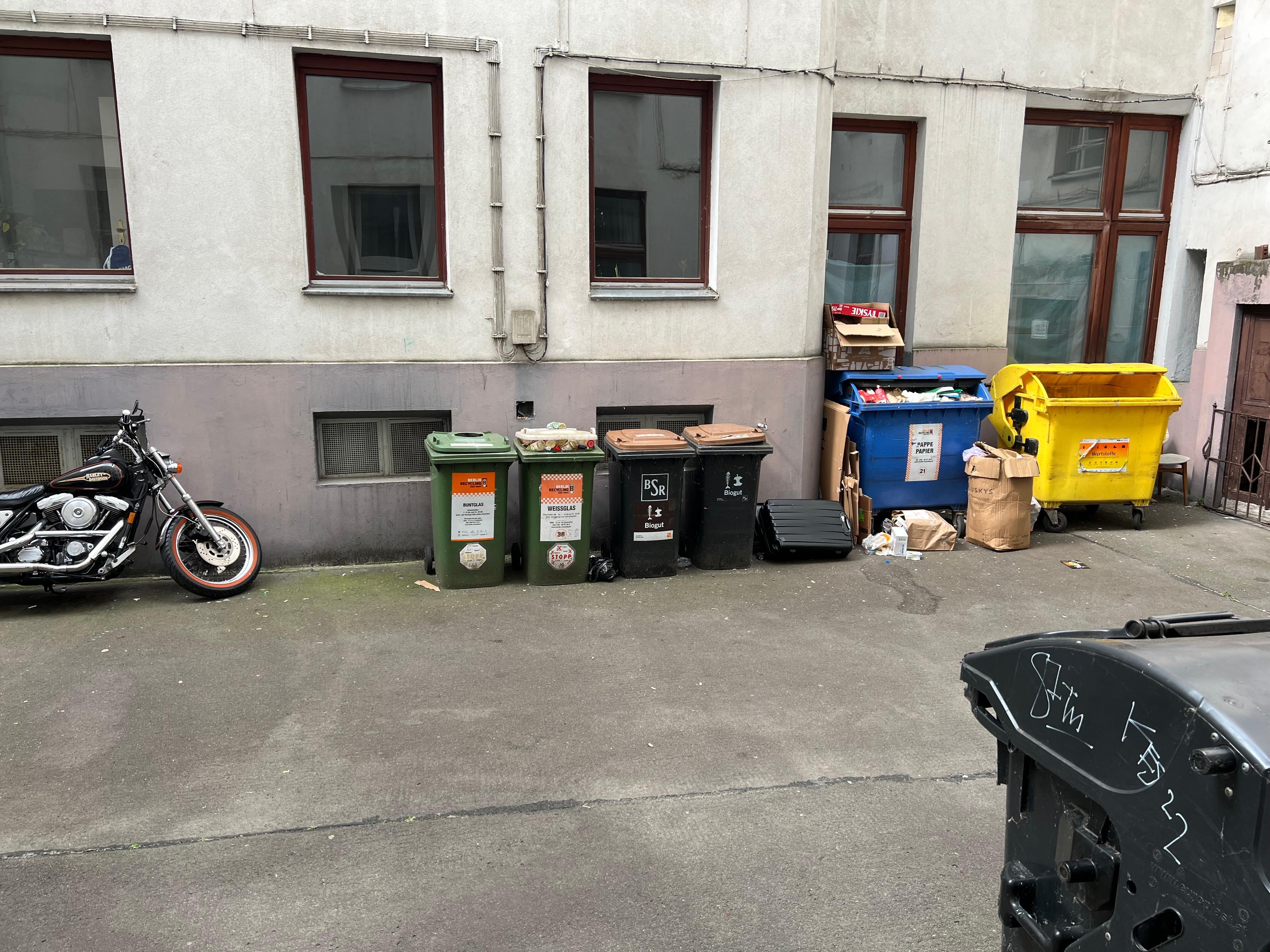 Gegenüber der Eingangstüre, Müllberge