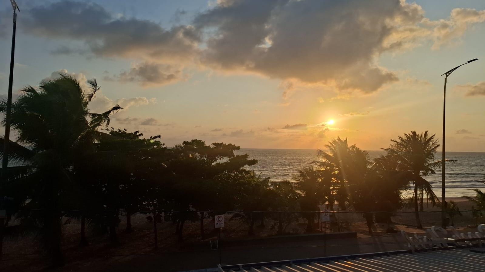 Nascer do sol visto do quarto.