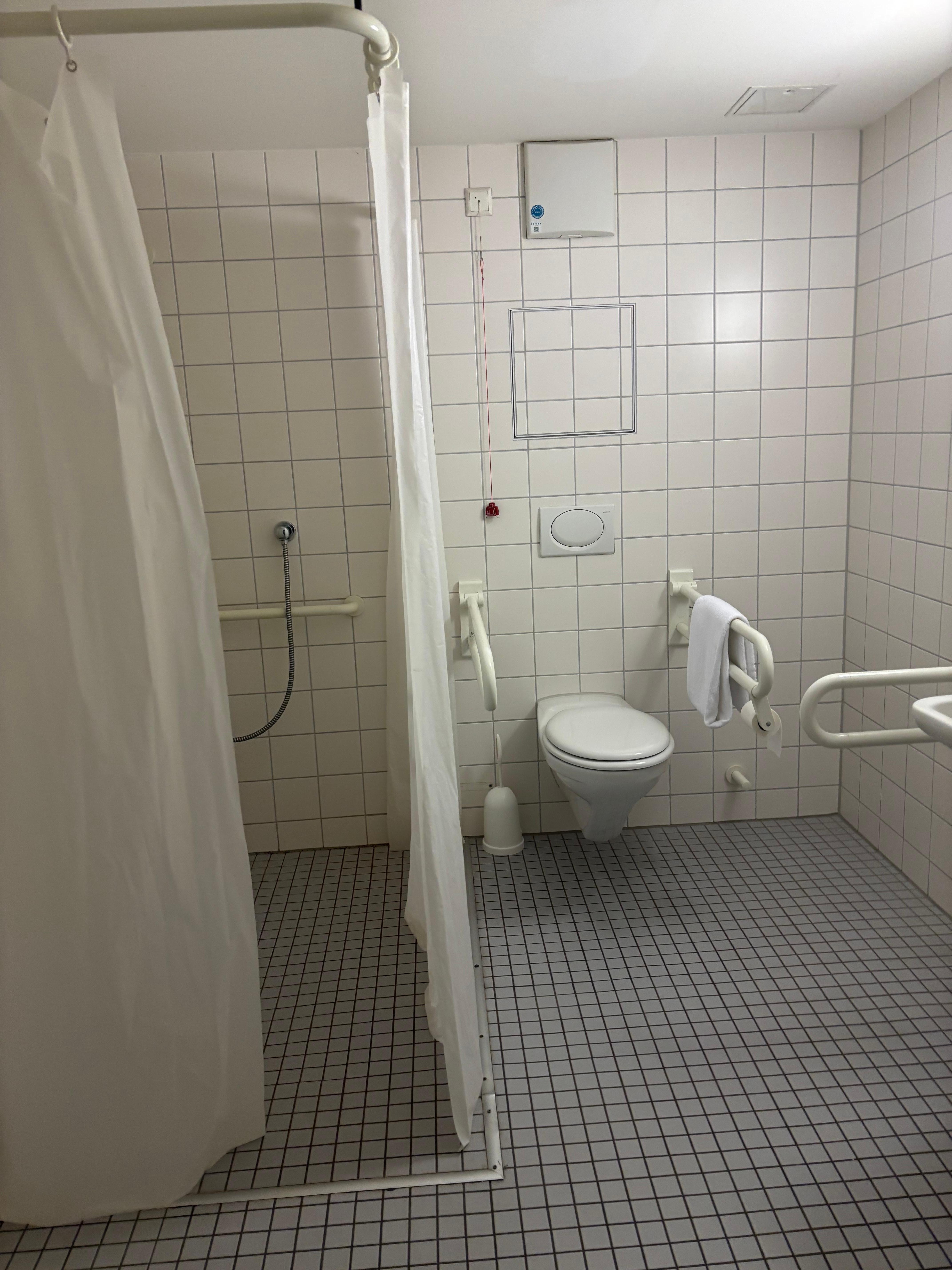 Barrierefrei, ordentlich geräumig, sauber