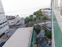 ホテルの窓から海を望む