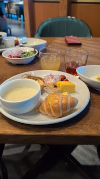 朝食は2階まで降りて外に出たお店まで行きました