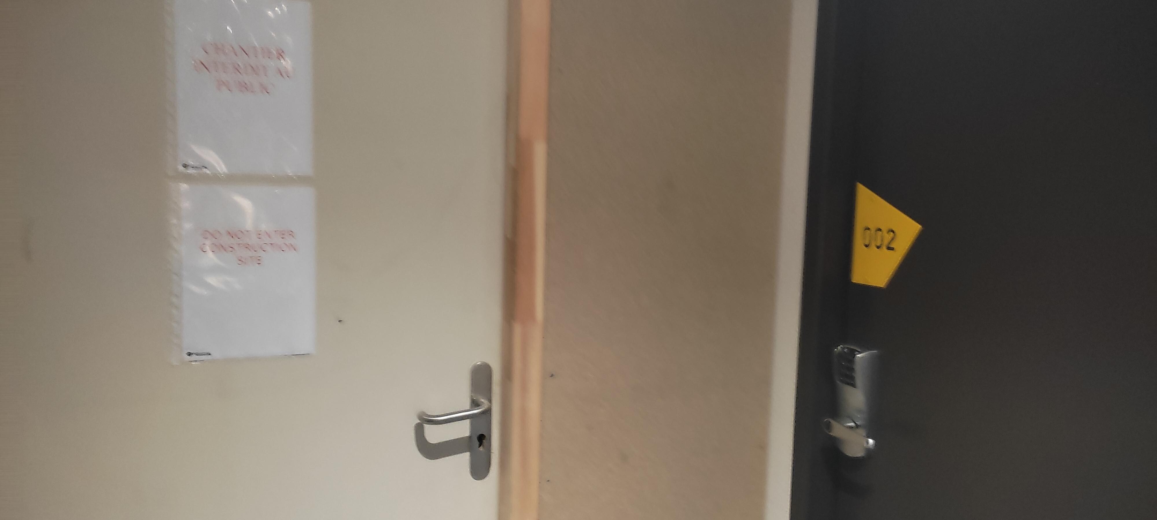 Notre porte de chambre et porte accès travaux