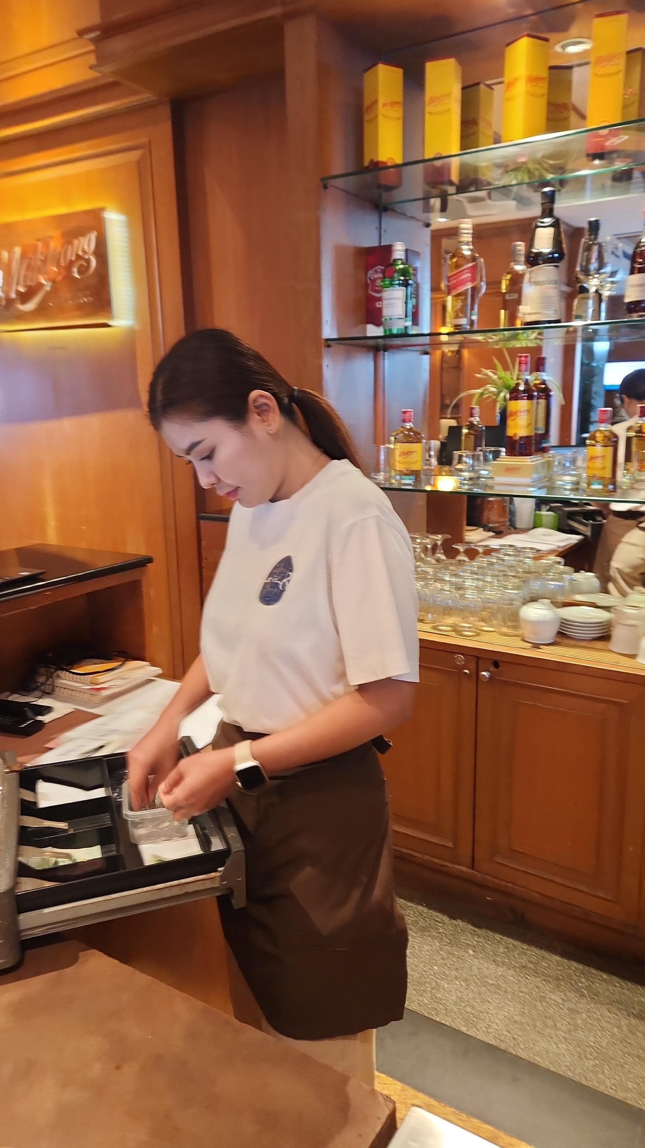 My bar lady beautiful 😍 