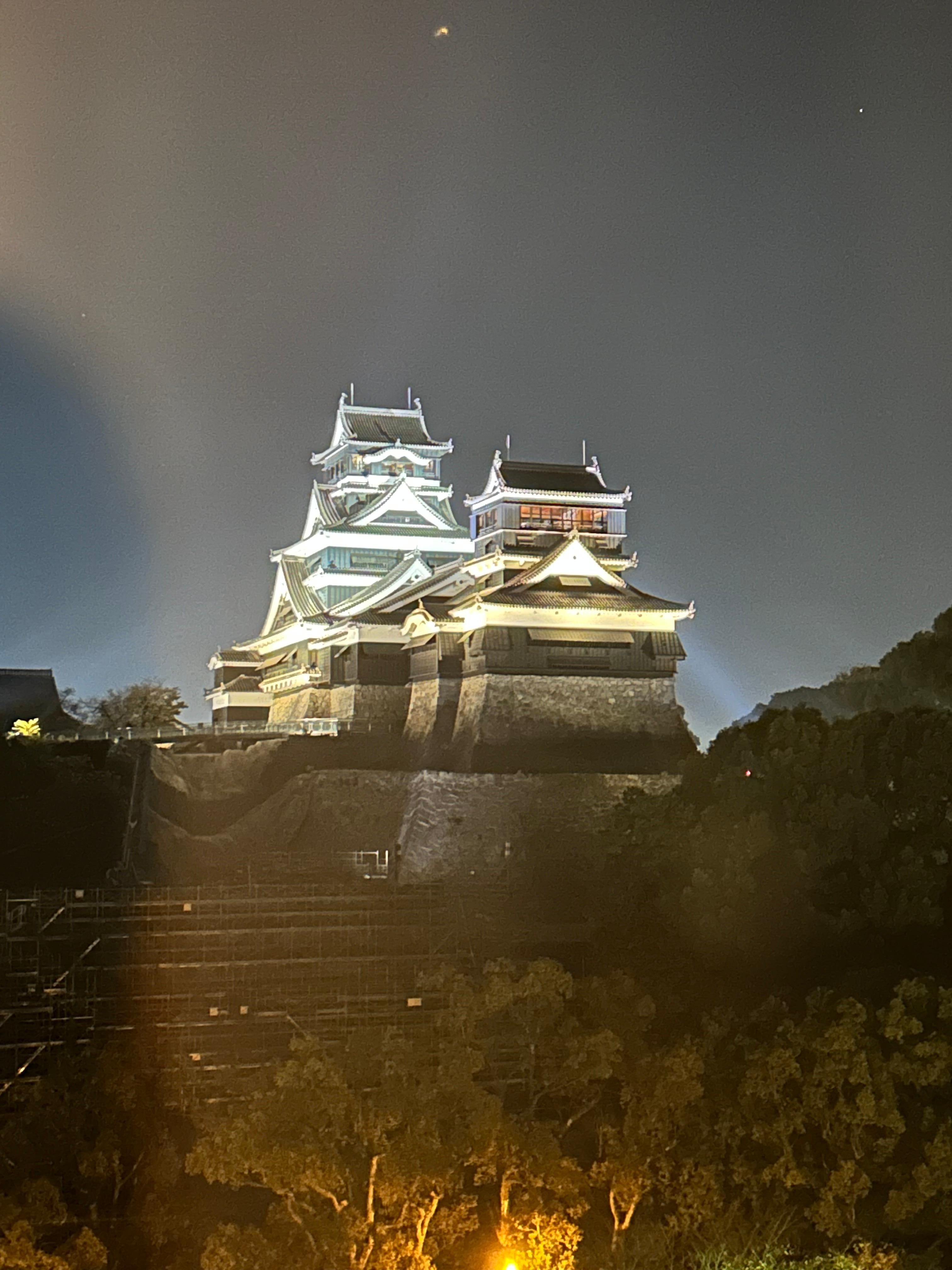 お部屋からライトアップされた熊本城