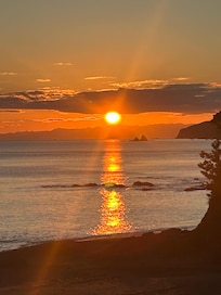 ホテル前の砂浜からの夜景