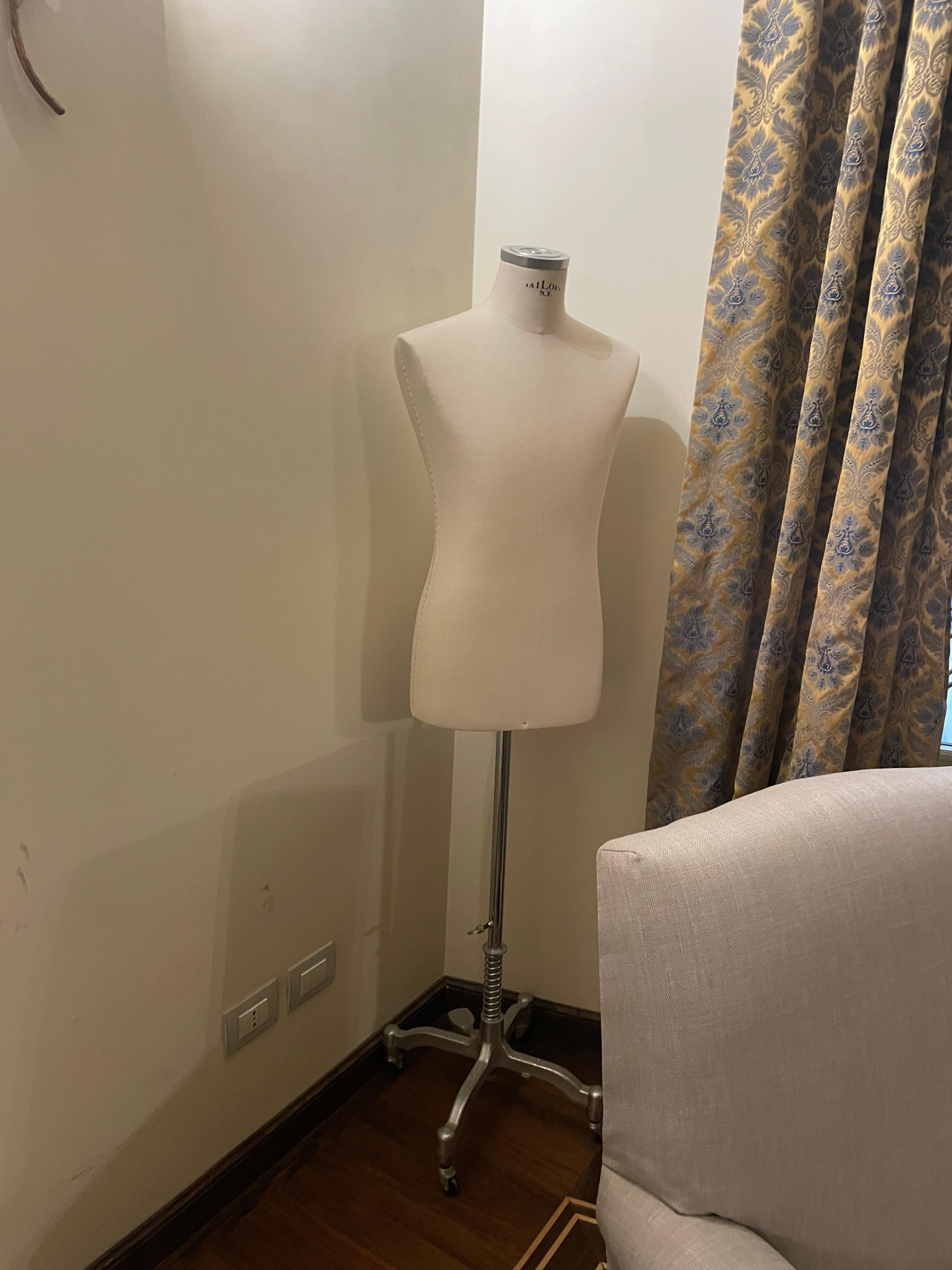 Fo some reason this establishment thought that a tailors dummy in the room would be appropriate!