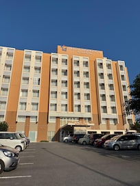 目の前がショッピングモールなので便利です。