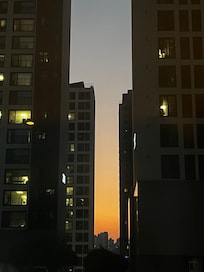방에서 바라본 노을