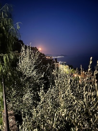Vue de la maison à la tombée de la nuit