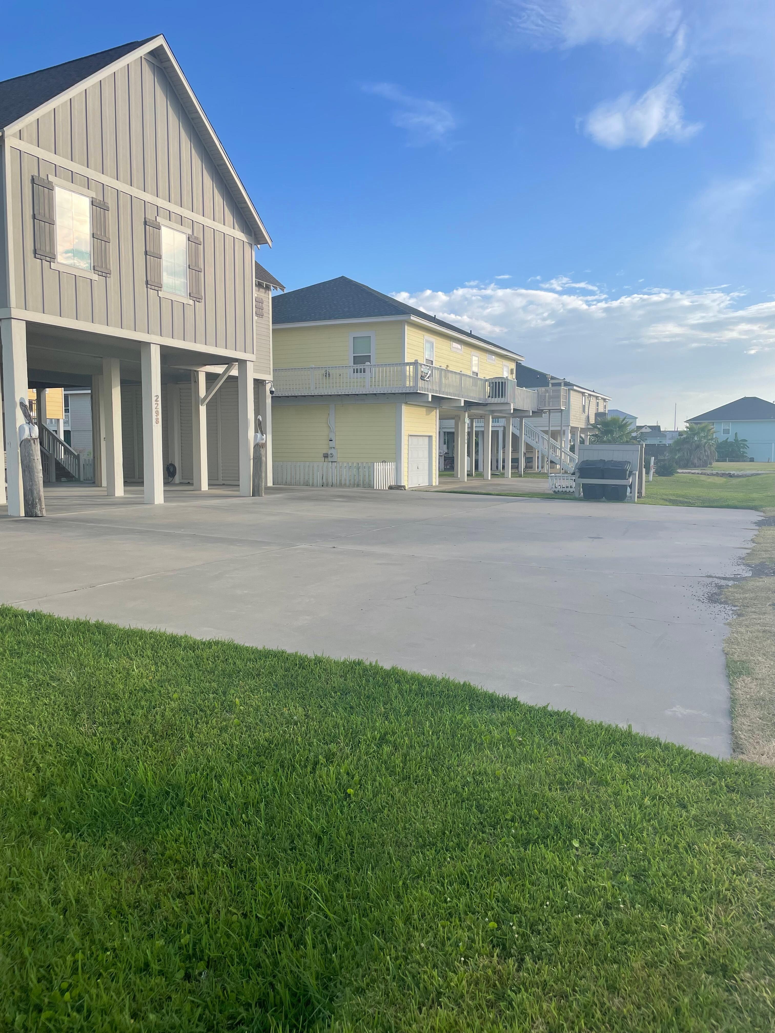 Yellow house. Good location. Close to grocery store, new liquor store, Dollar store, candy shop, Tia Juanita restaurant 