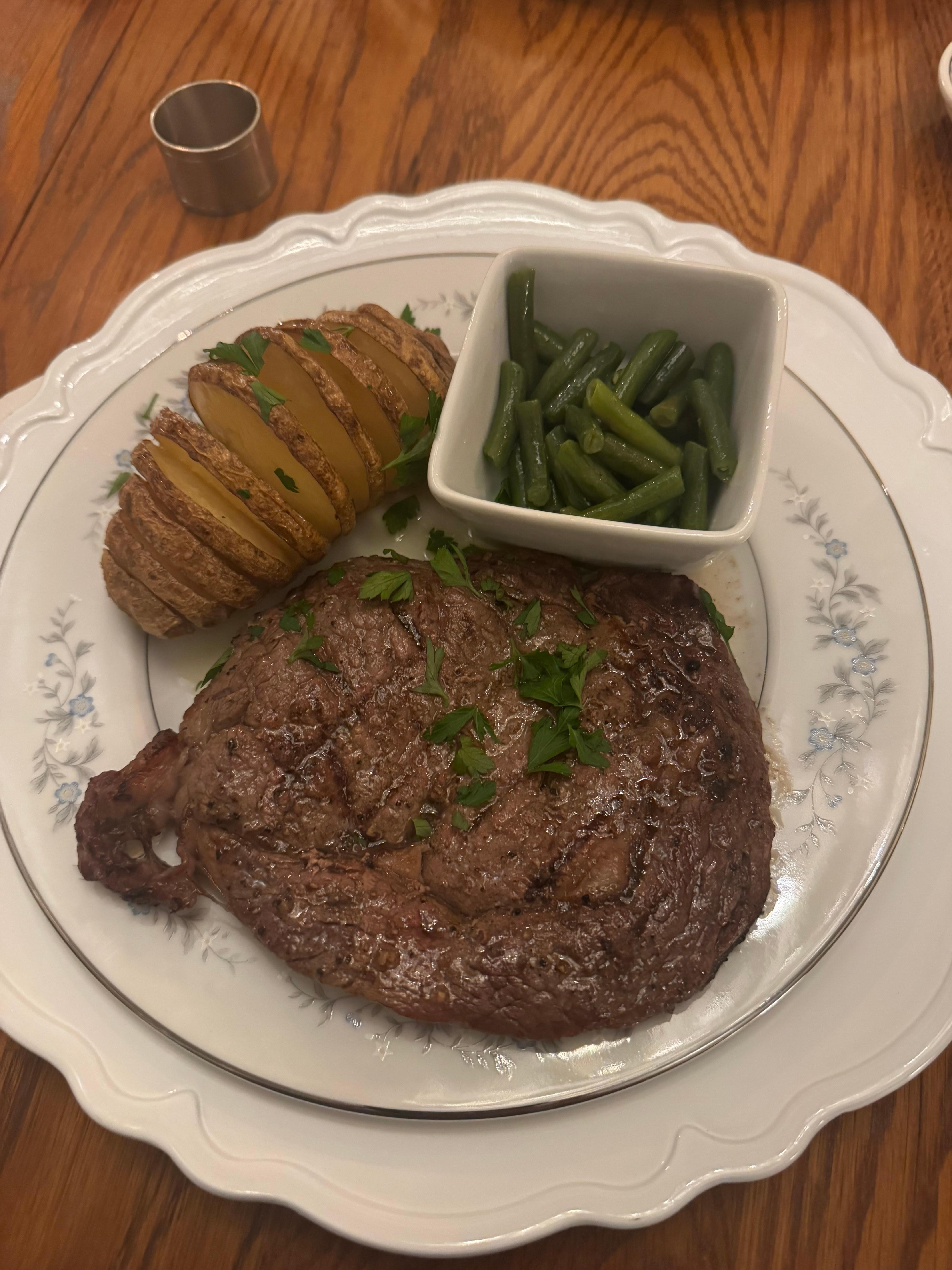 The quality here is better than a fancy steak house. The green beans were probably home grown and cooked to perfection. 