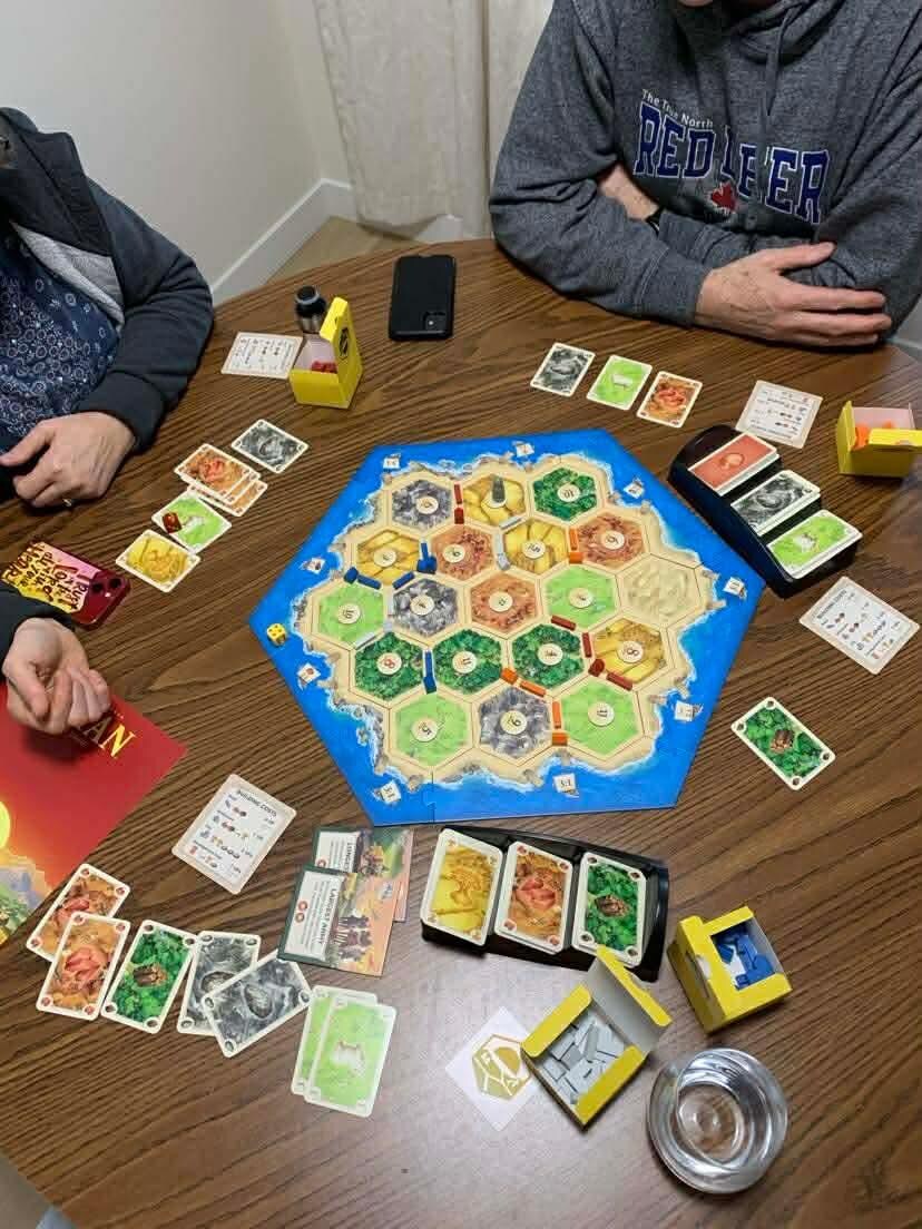 Comfortable dining area for 4-5 people to eat or play games