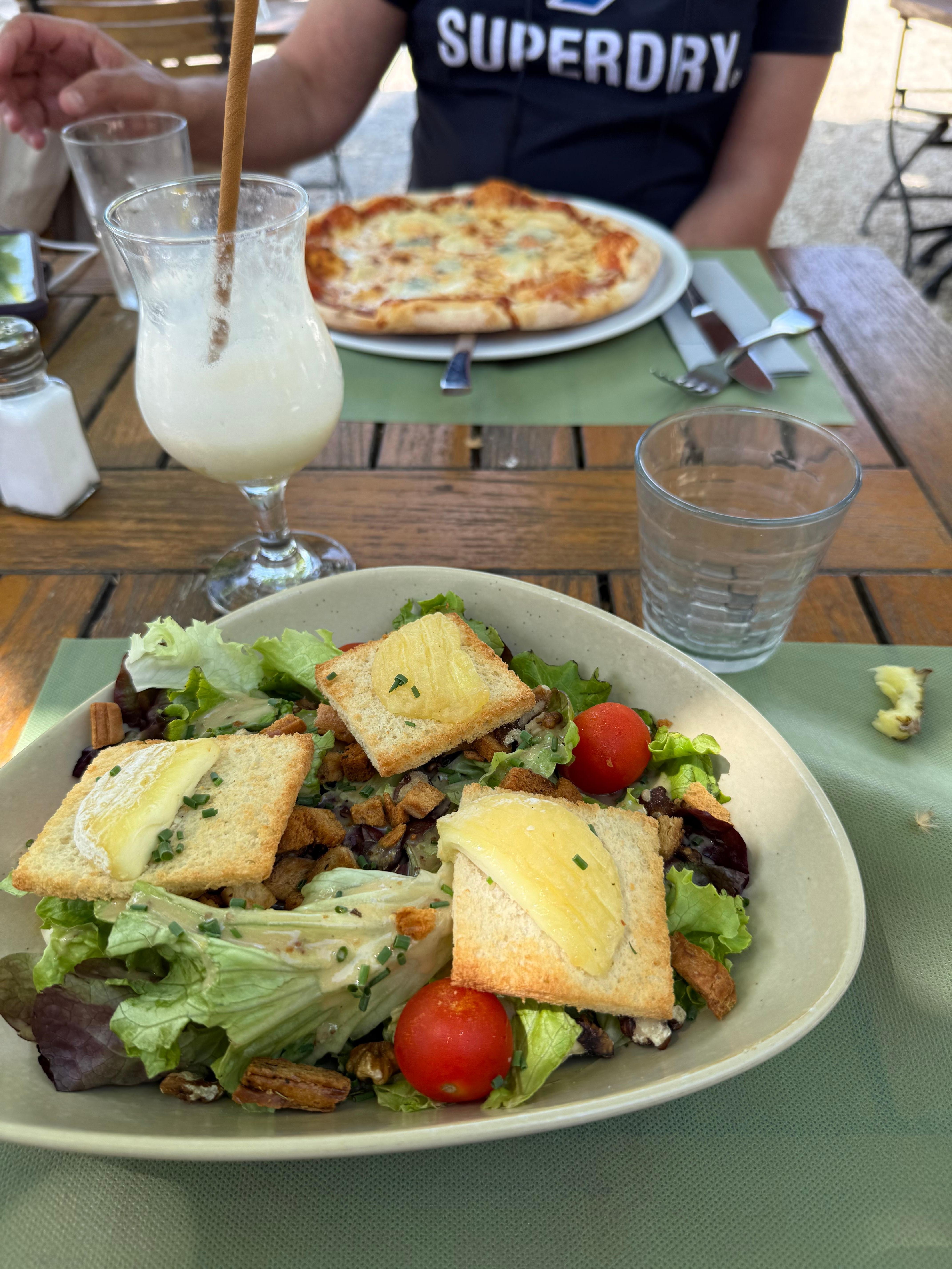 Salade 17,90€ pizza 16,90€