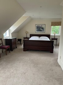GroĂes Schlafzimmer im OG mit sauberem Teppichboden