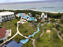 Aussicht vom Eckzimmer auf der anderen Gebäudeseite (rechter Flügel bei Sicht aufs Meer)