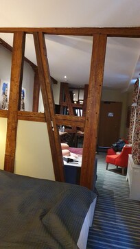 Quarto para três ou quatro pessoas com 2 TV, banheiro espaçoso aquecimento e refrigeração disponíveis.