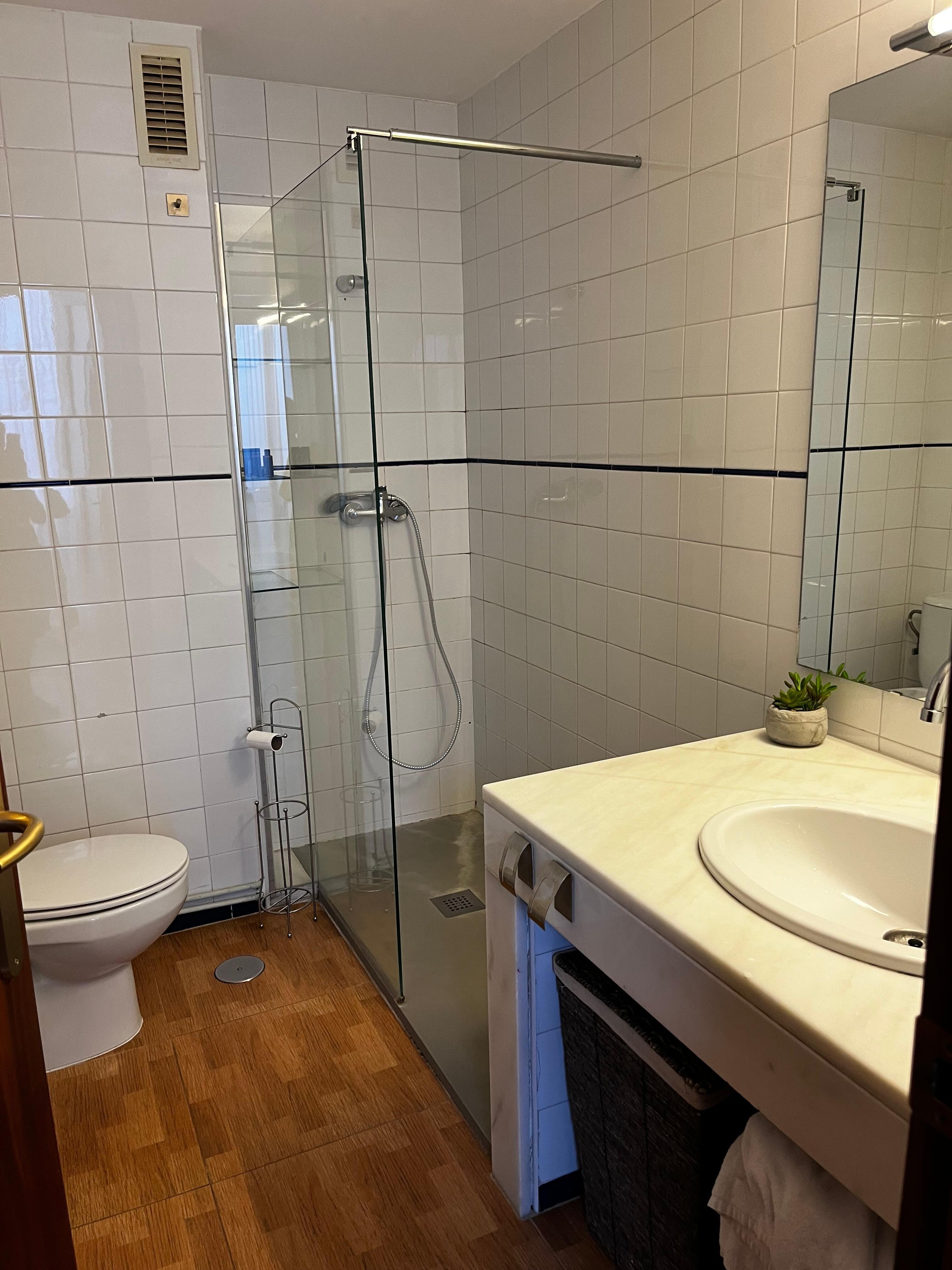 Main bathroom 