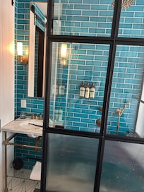 Beautiful design of en suite bathroom