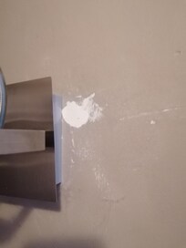 Applique arrachée puis trou colmatée