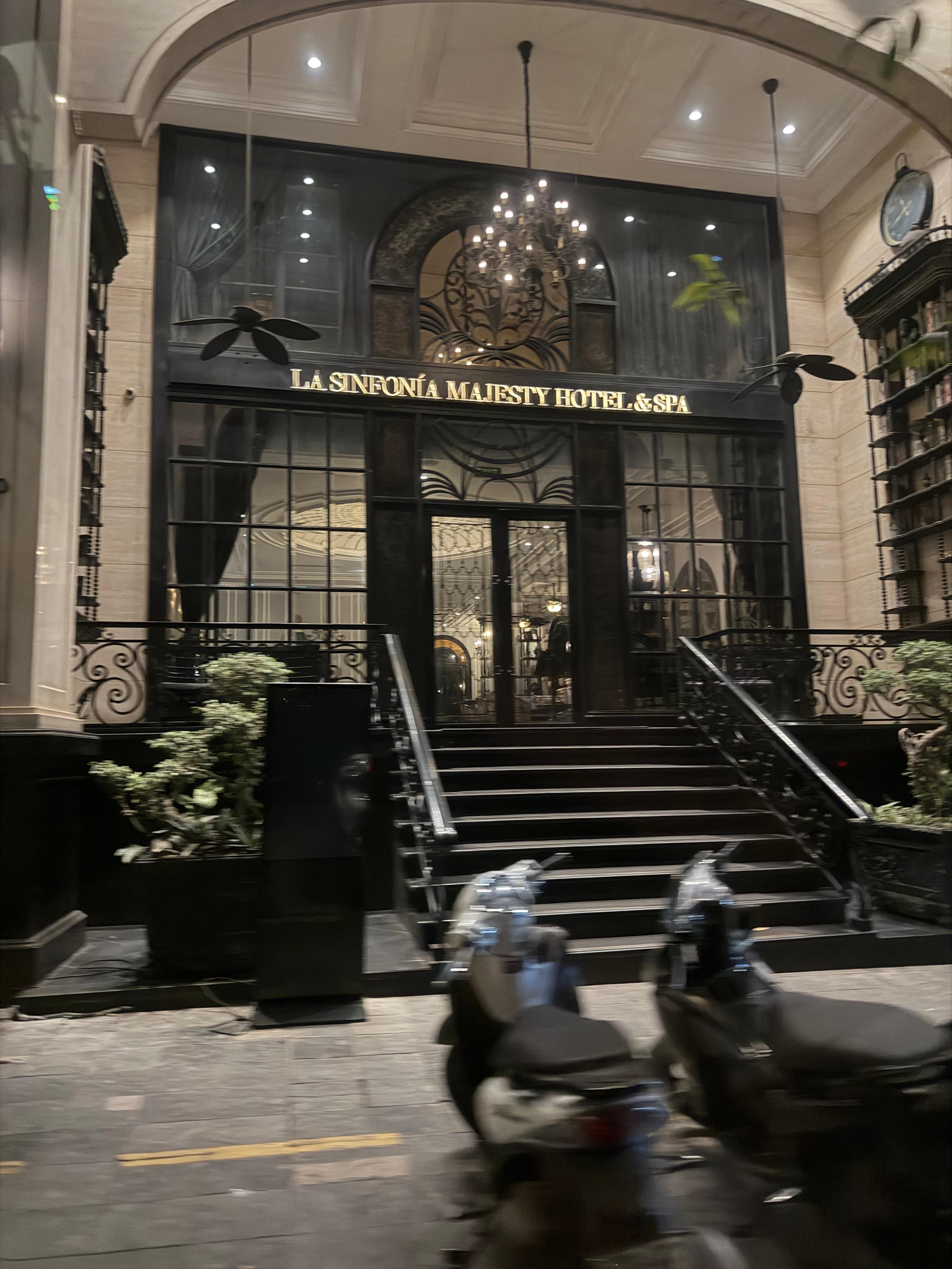 Gorgeous entrance, well maintained