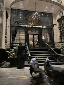 Gorgeous entrance, well maintained