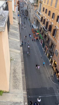 Sicht von der Terrasse auf die via del Corso
