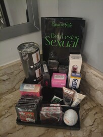 Esto pone. En la habitación , no es hotel , es un motel de paso . Y cobran excesivo por dos aguas 265 pesos