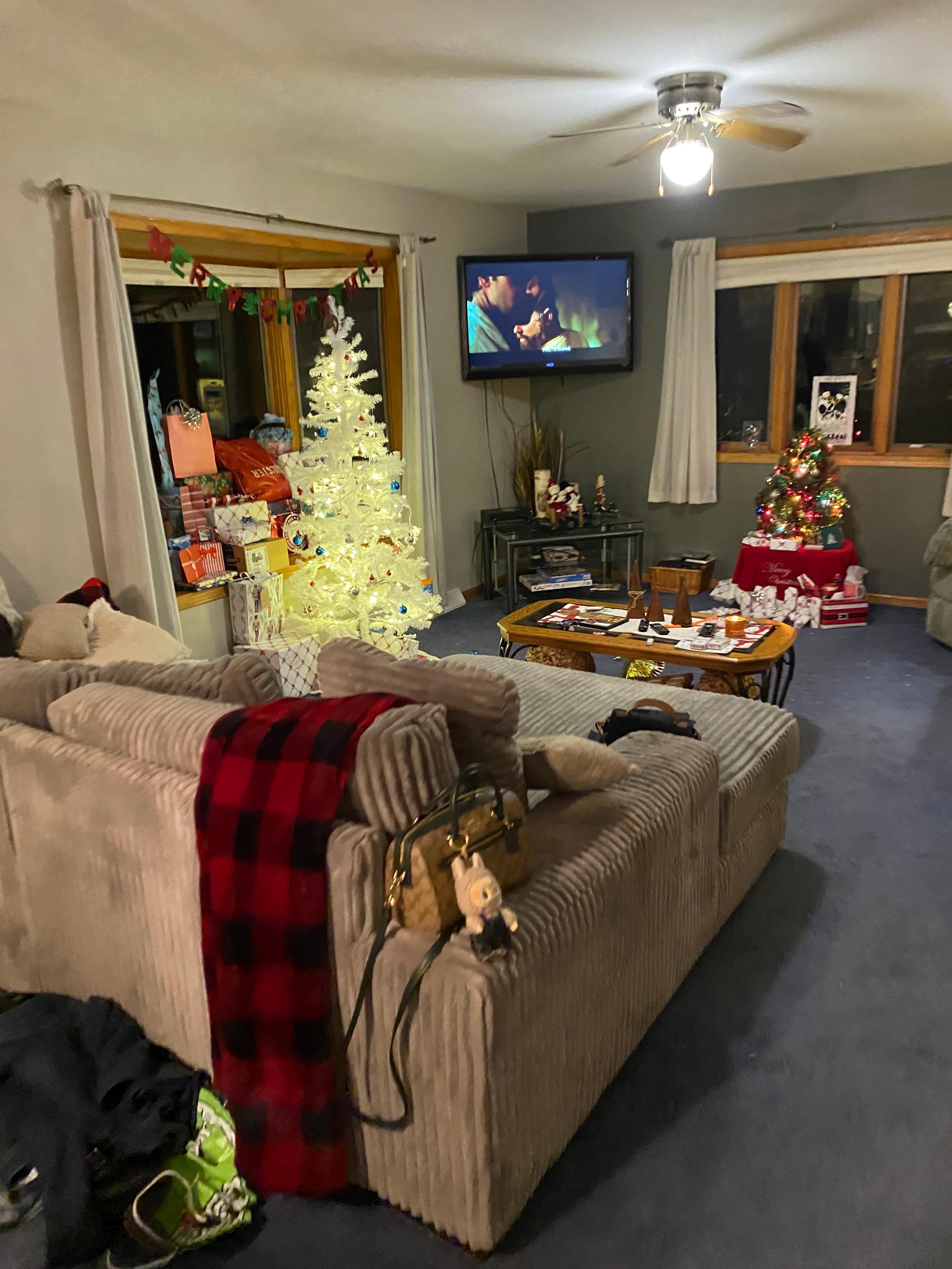 This couch so comphy 