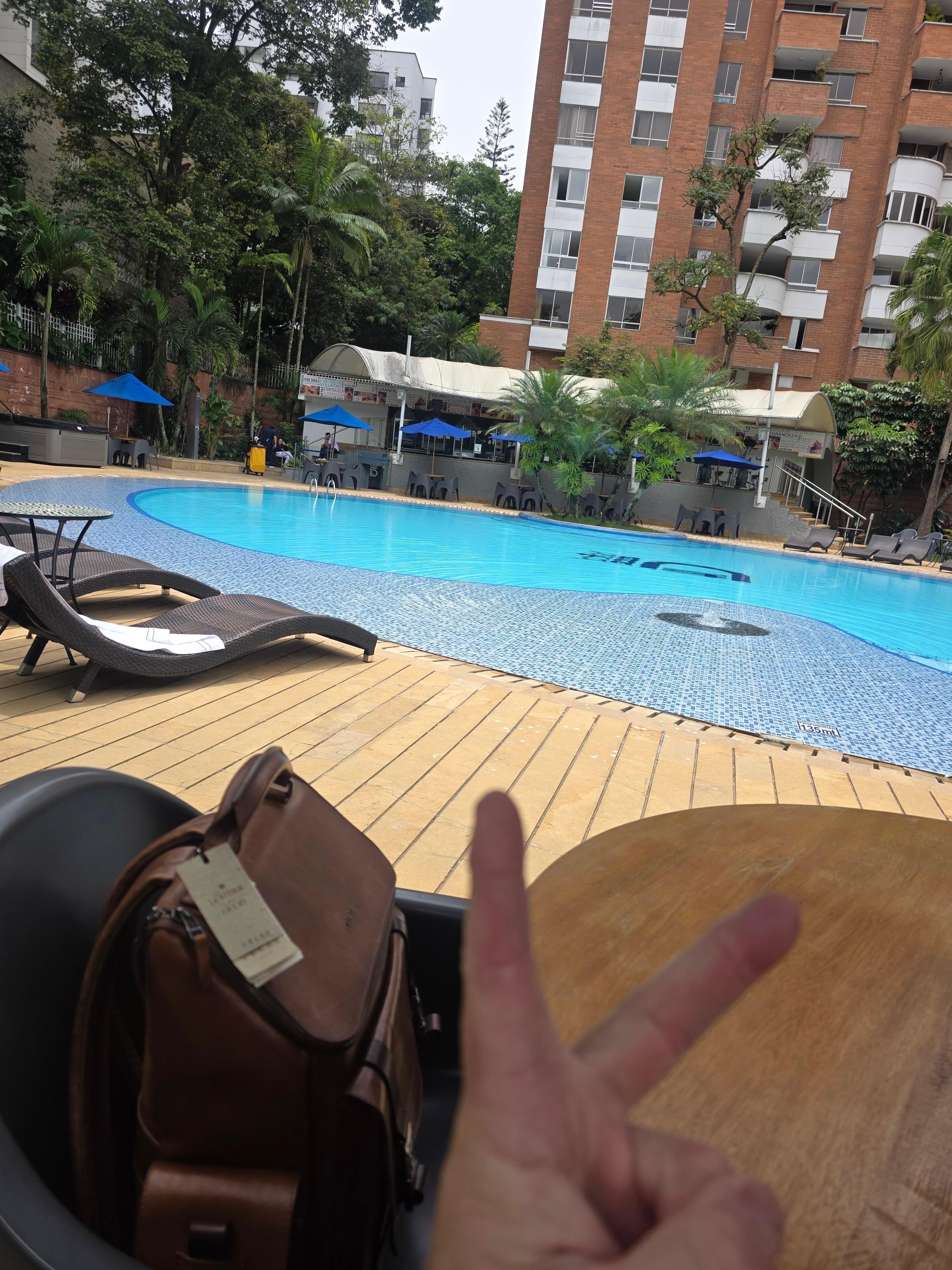 Pool side 👌🏻🙌🏻