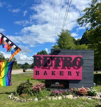 Just HAD to pop in and check out the Retro Bakery… super close to the Blue Star Motel. Love!!! 💕💕💕💕