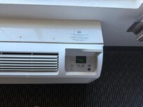 Airconditioner w/ notice to use the wall thermostat