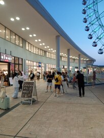 摩天輪旁就是 outlet