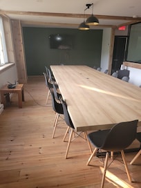 Salle de conférence adjacente à la cuisine.