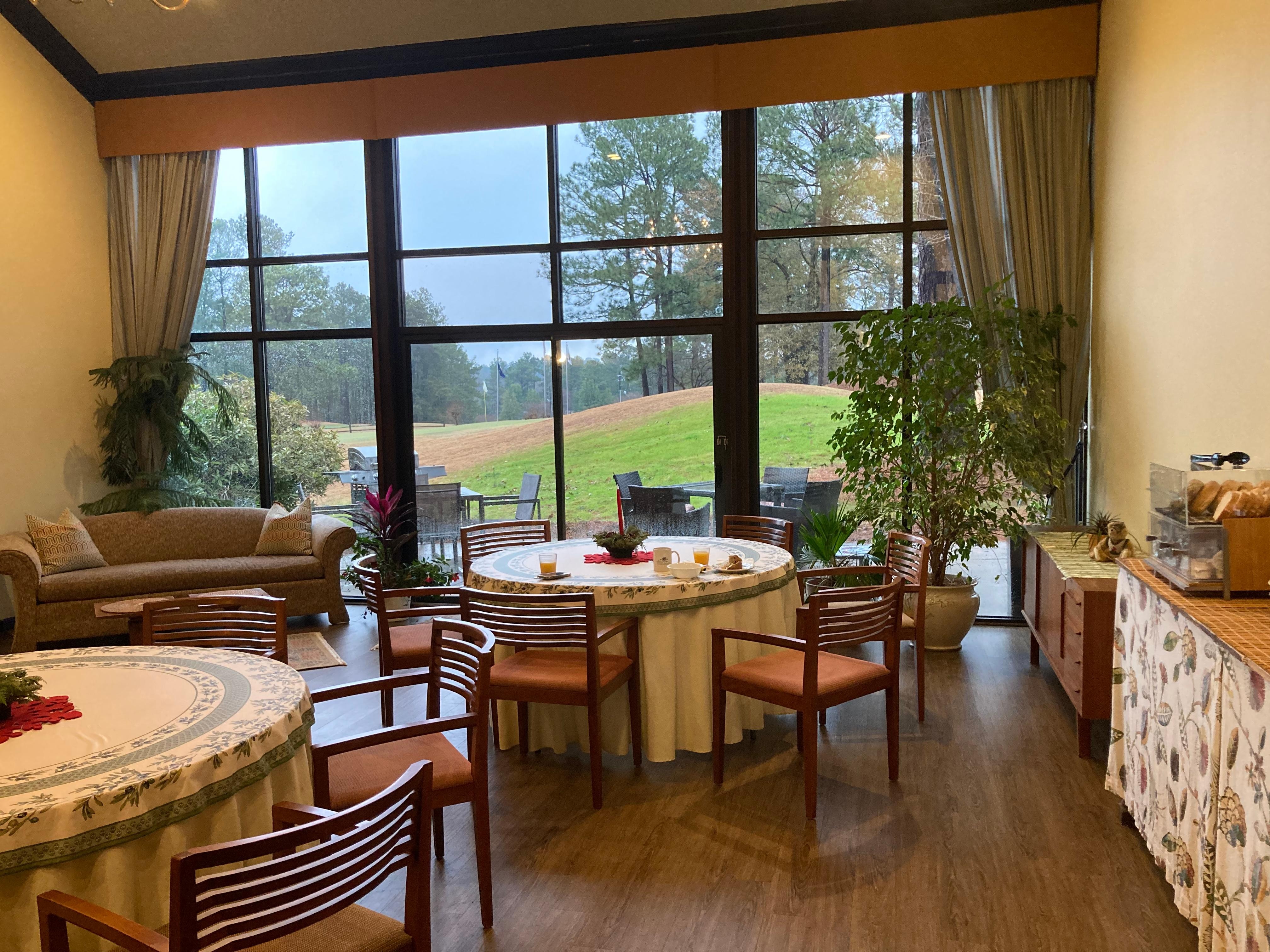 Breakfast with a great view of the 9th hole.