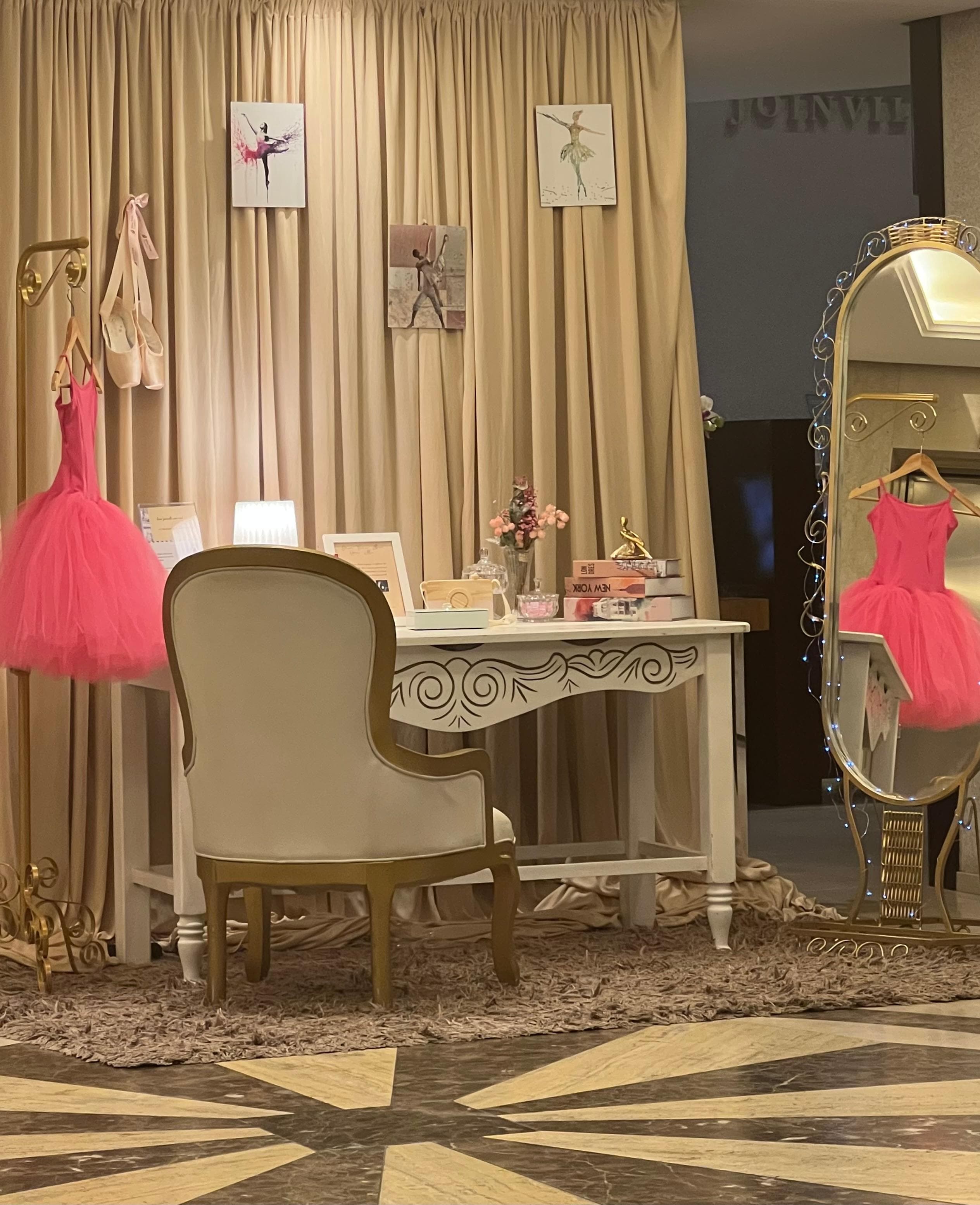 Decoração do hall na época do Festival de Dança ❤️