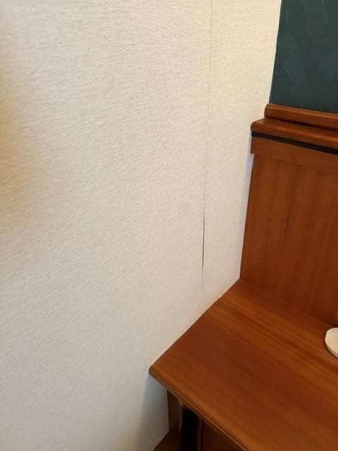 More pealing wall paper.