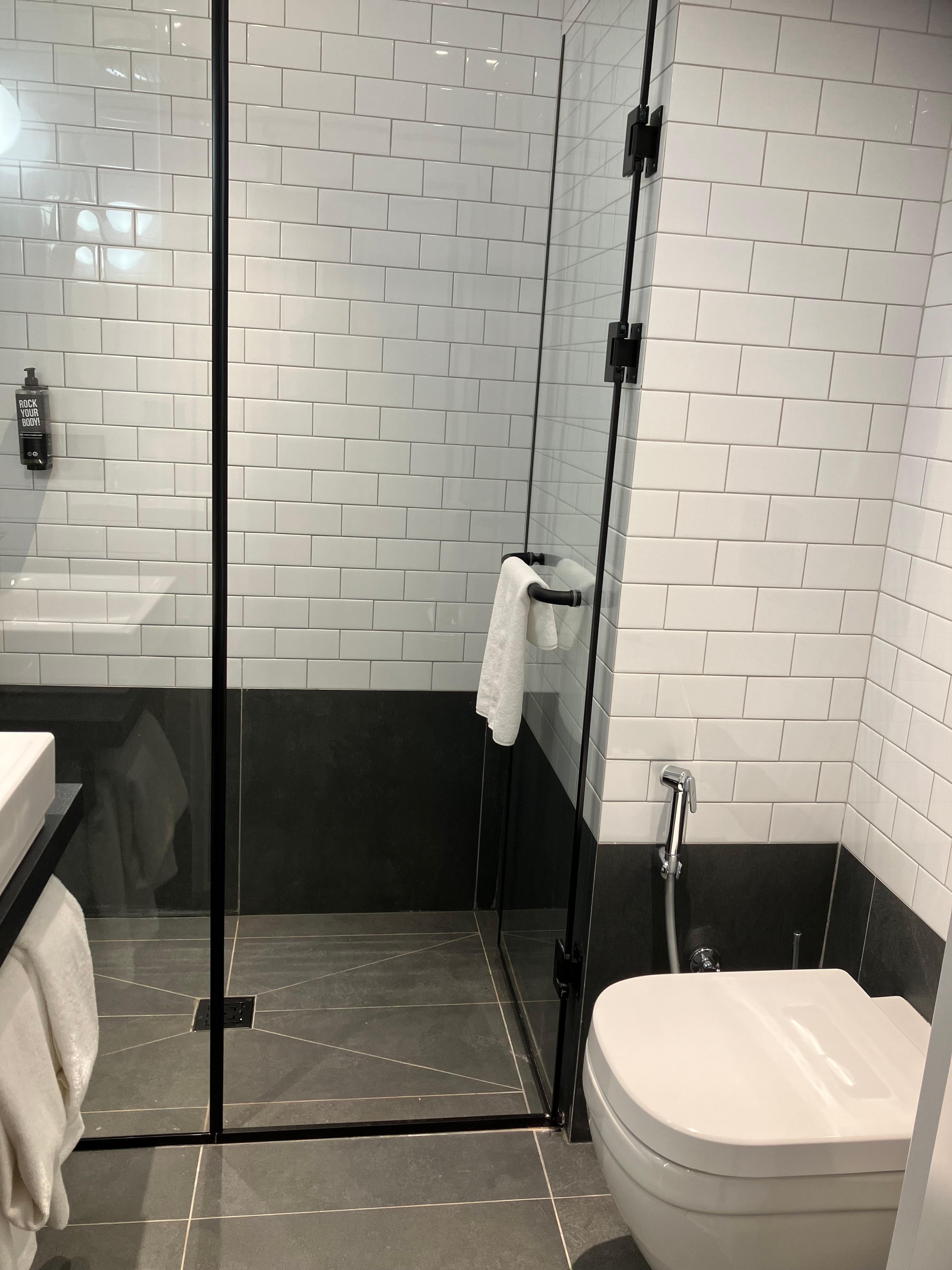 バスルームも狭めです。