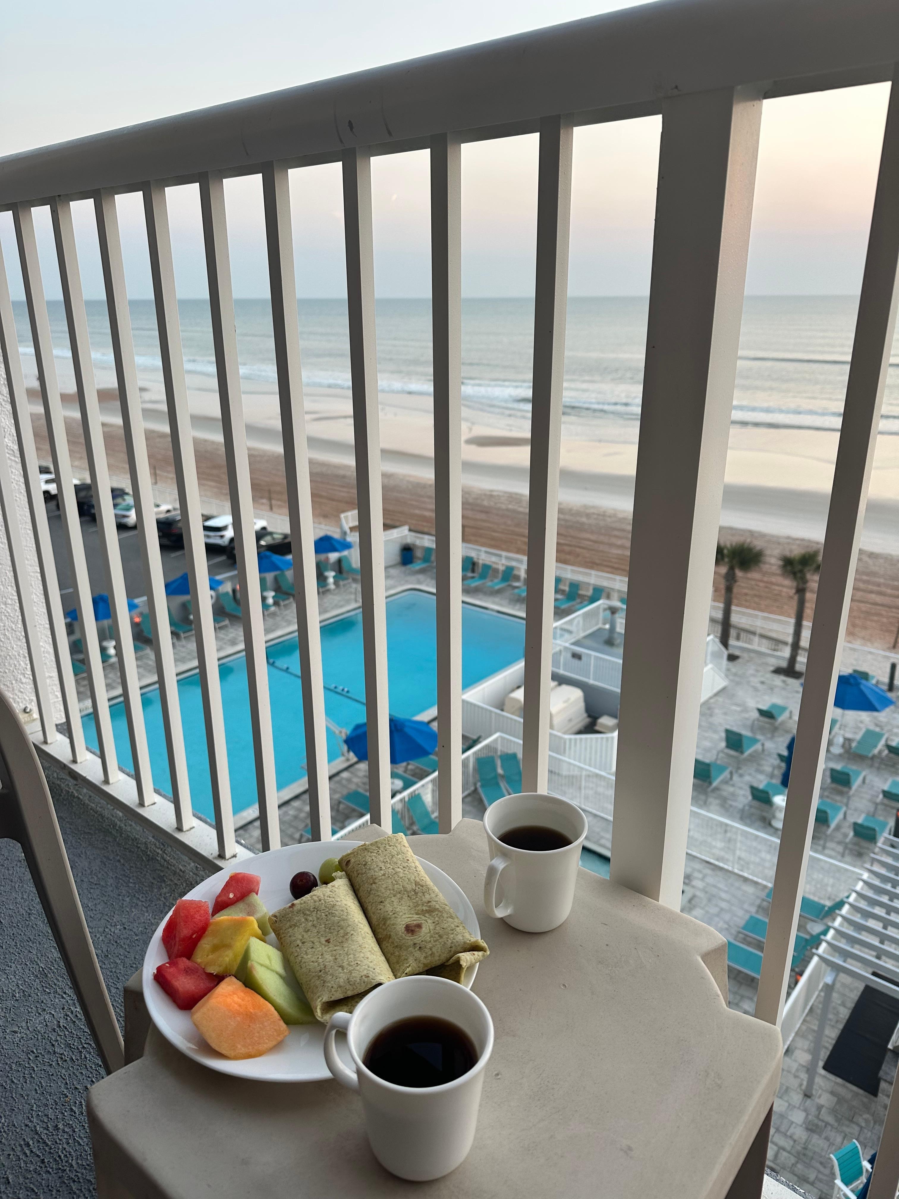 A kitchenette allowed us to have breakfast in our room and watch the sunrise 