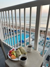 A kitchenette allowed us to have breakfast in our room and watch the sunrise