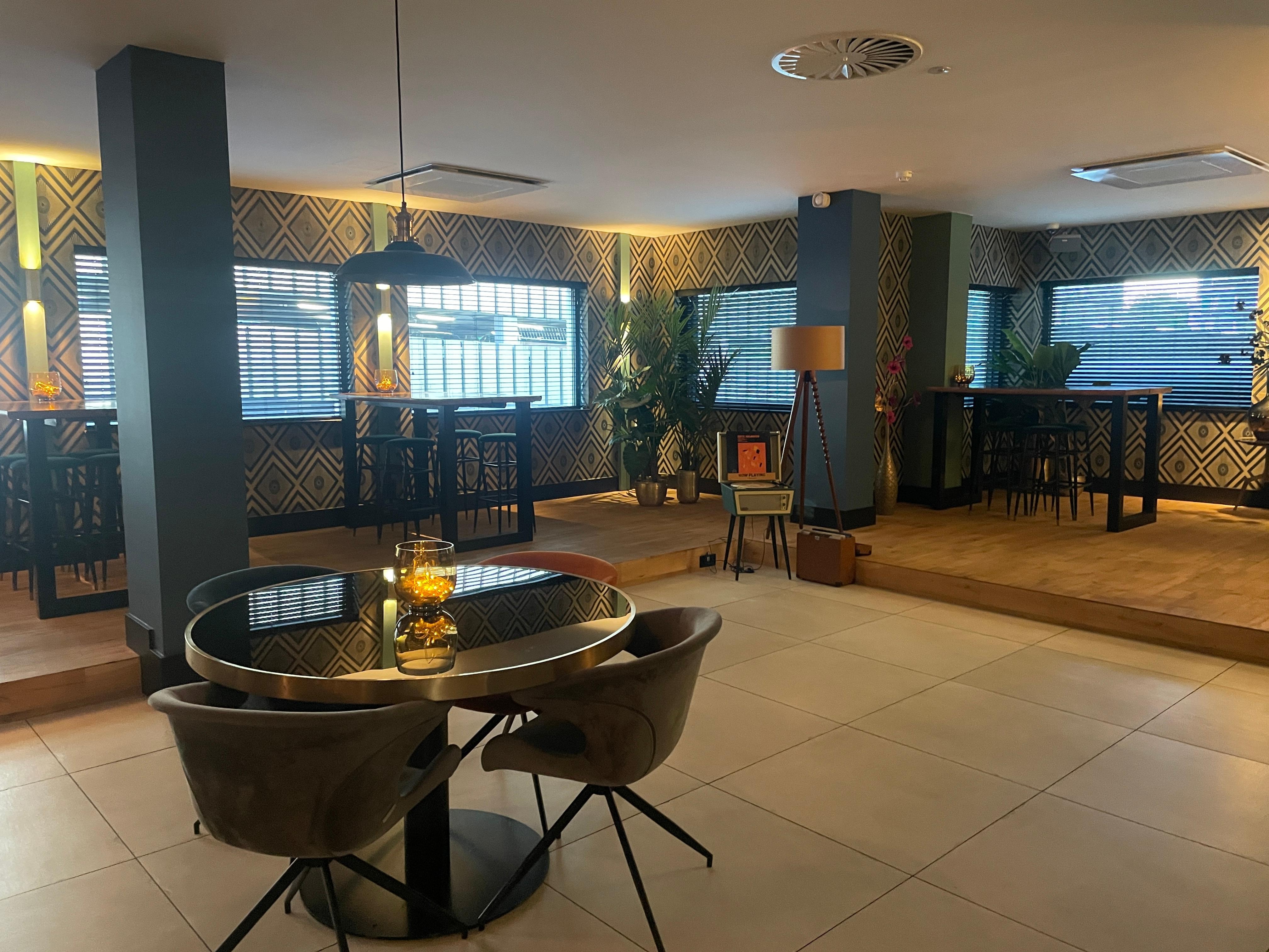 Espace food-market et sa salle à manger confortable 