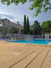 Superbe piscine avec tout le confort à disposition