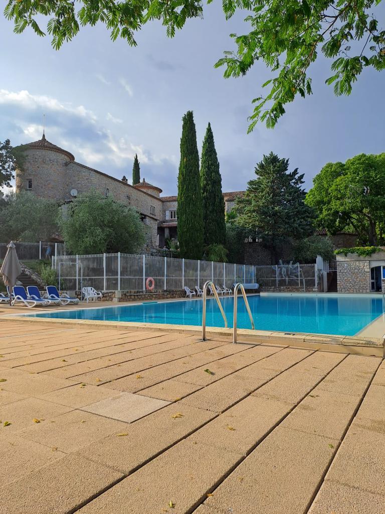 Superbe piscine avec tout le confort à disposition 