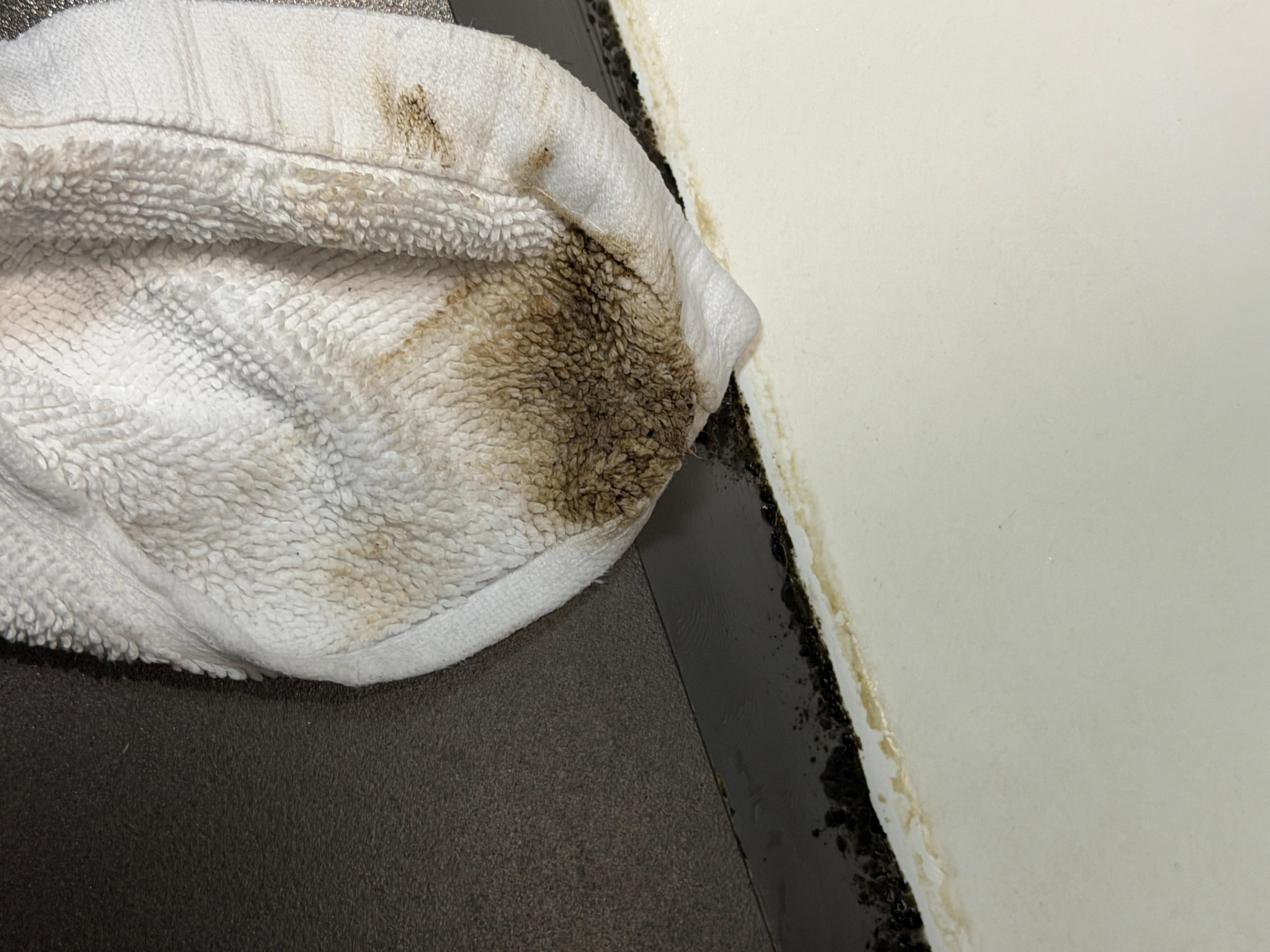 Über die Fugen gewischt.