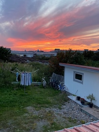 Solnedgång mot berget.
