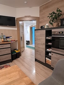 RiesengroĂe KĂŒche mit gemĂŒtlichem Essplatz