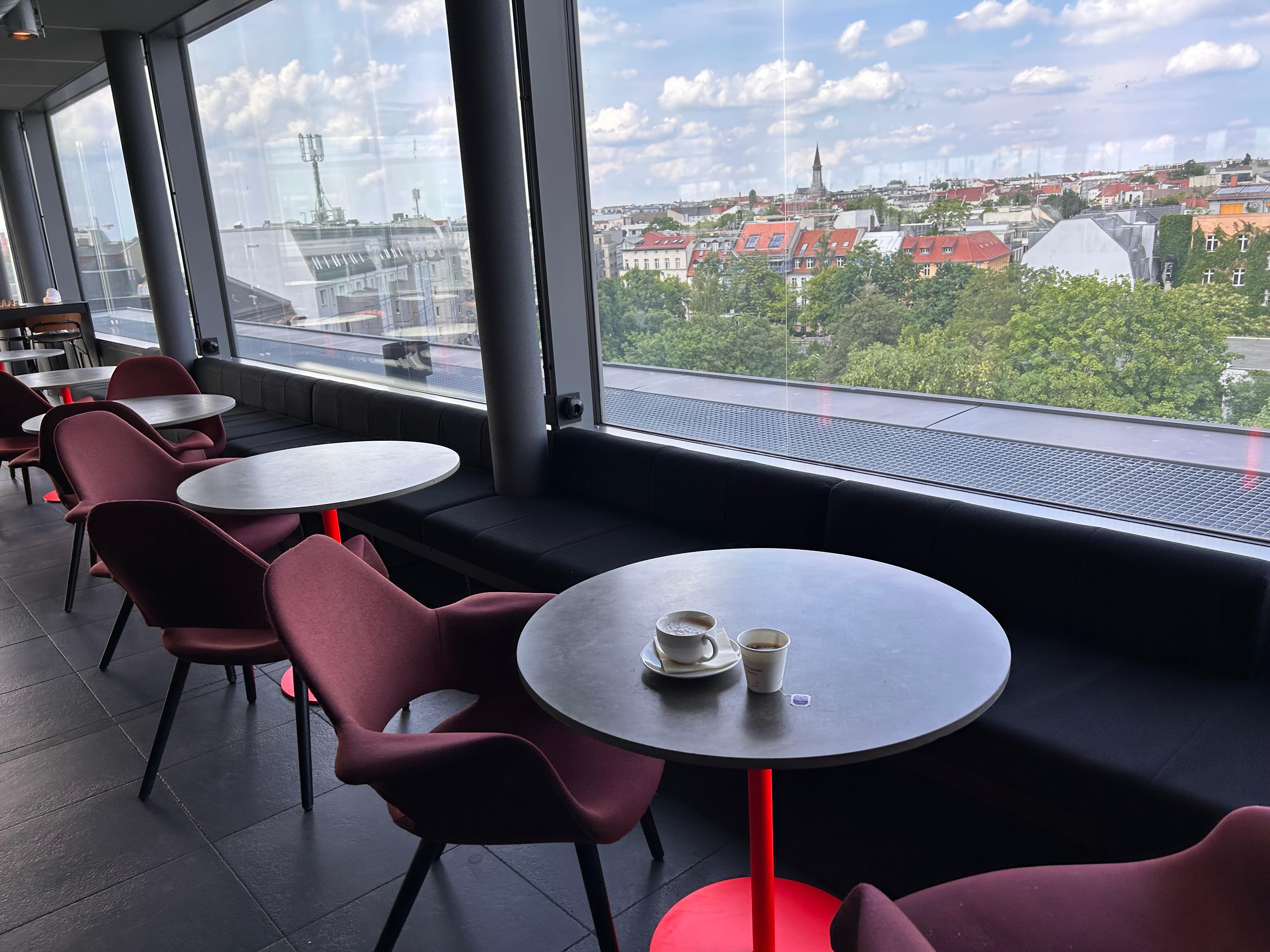 最上階のカフェは24時間利用可能