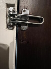 ドアに隙間があり、鍵もいちど外したような跡があったためとても不安でした。